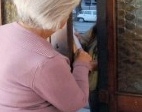 Le hicieron el cuento del tío a una abuela y le robaron 100 mil dólares