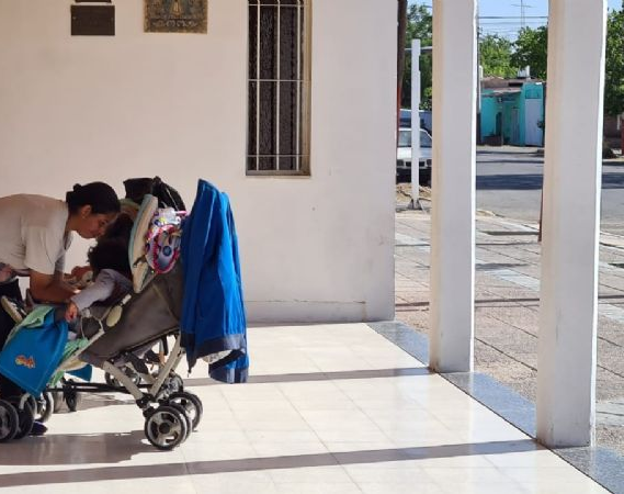 Una mamá con 2 bebés está hace días en la puerta de una iglesia