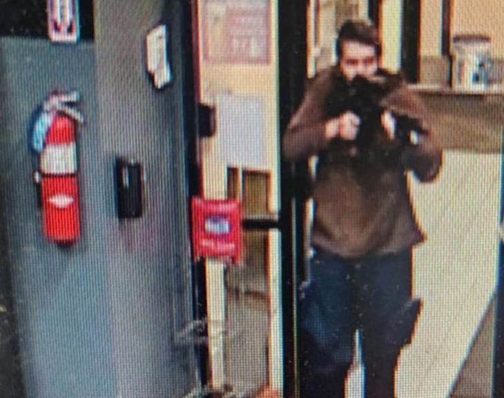 Buscan en EEUU a tirador que mató a 22 personas en una ciudad del estado de Maine