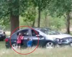 Una pareja bajó a sus hijos del auto para mantener relaciones sexuales en medio de un parque