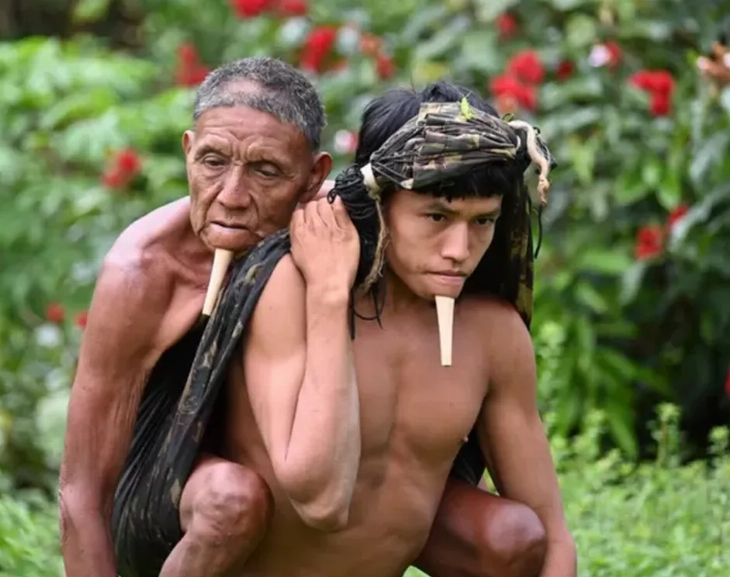 La emocionante imagen del joven que cargó a su padre durante 6 horas para que lo vacunaran