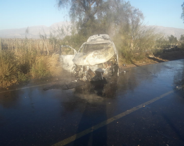Chocó contra un pilar y se le incendió el auto 