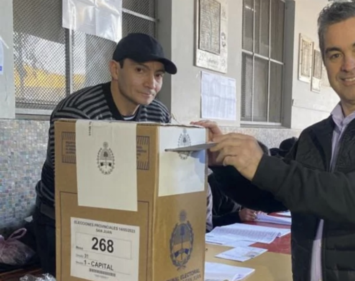 Marcelo Arancibia fue el primer candidato a Gobernador en votar 