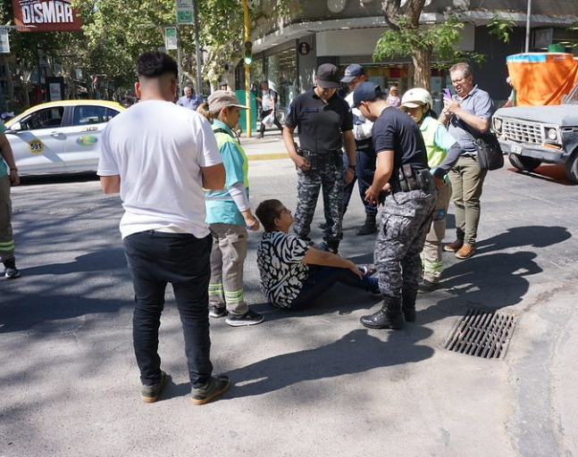 Un taxista atropella a una abuela mientras cruzaba la calle por la senda peatonal