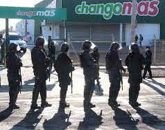 Refuerzan la vigilancia en supermercados por temor a efecto contagio de saqueos 