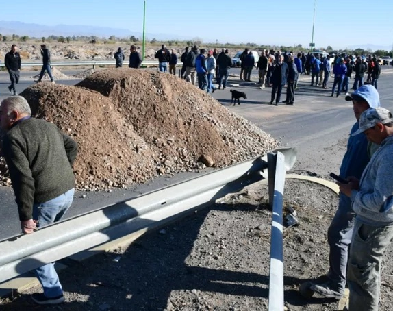 Tras el reclamo y corte en Ruta 40, Uñac recibió a familiares de fallecidos en accidentes