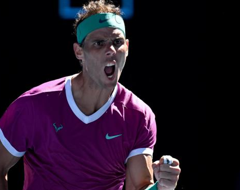 Nadal pasó a semifinales en Australia en medio de fuertes acusaciones de su rival