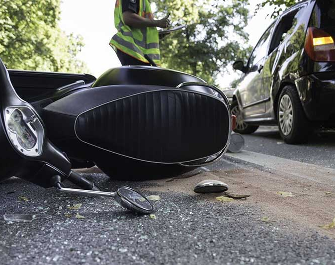 Un hombre está en grave estado tras chocar con su moto