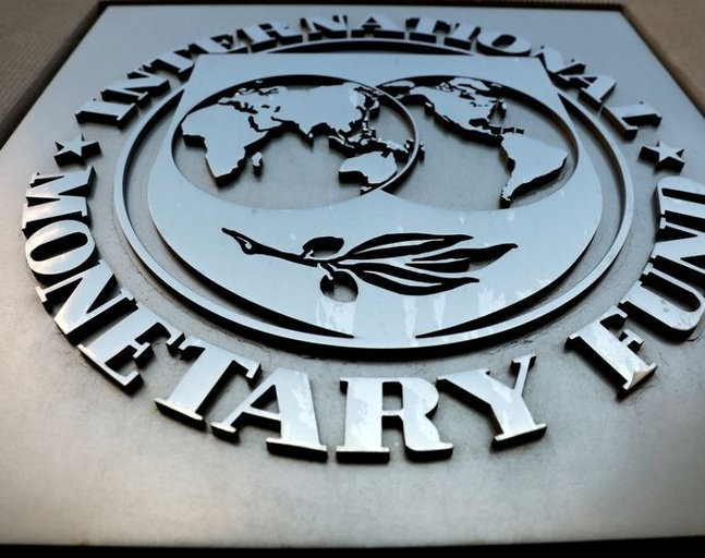 El FMI, con preocupación por exceso de pesos y emisión de bonos en dólares
