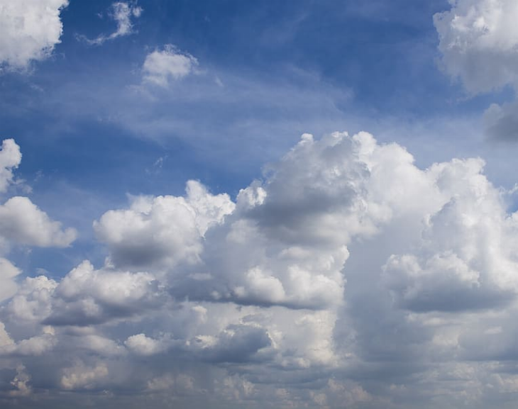 Sábado agradable con cielo parcialmente nublado