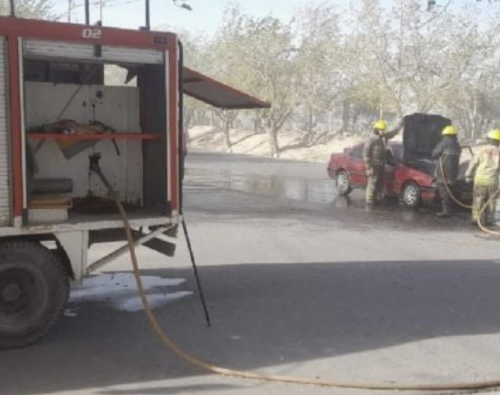 Estaba adentro de su auto, la movilidad comenzó a incendiarse y tuvo que salir por la ventanilla 