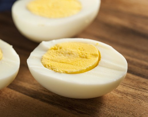 Un supermercado puso a la venta huevos duros a precio exorbitante y generó un escándalo