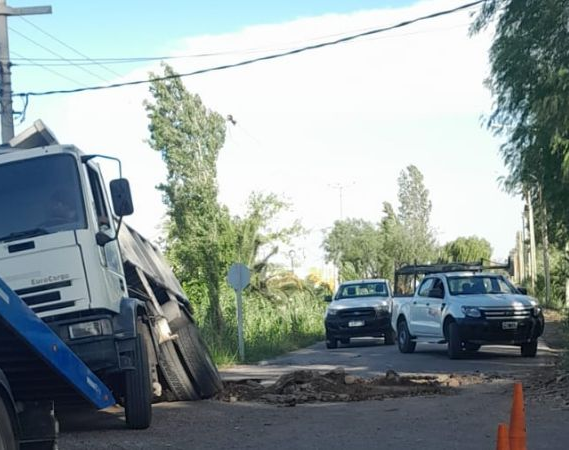 Un camión quedó hundido en plena calle