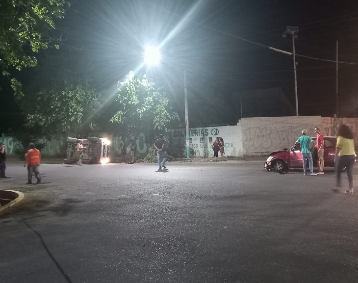 Choque y vuelco en Desamparados