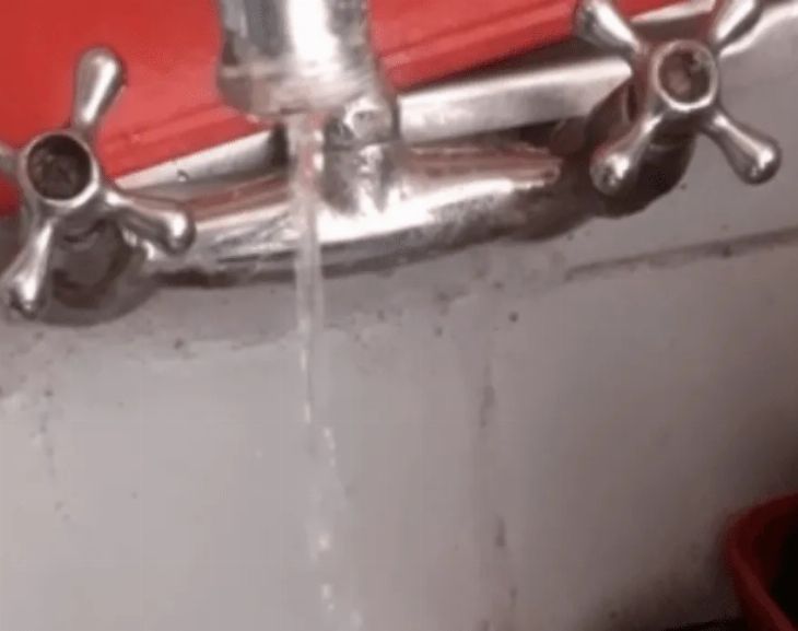 En Capital se bañan a baldazos de agua por falta de suministro