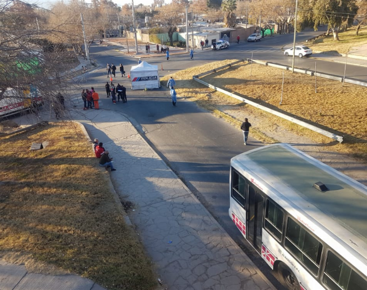 Un colectivo se llevó por delante a una moto y el conductor perdió la vida