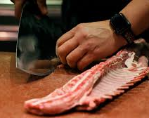 Lo engancharon llevandose carne de su trabajo