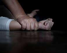  Contó que el amigo de su novio la violó pero existen dudas