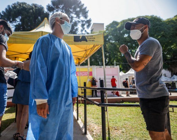 Con 32.790 nuevos casos, retrocede el Covid en el país