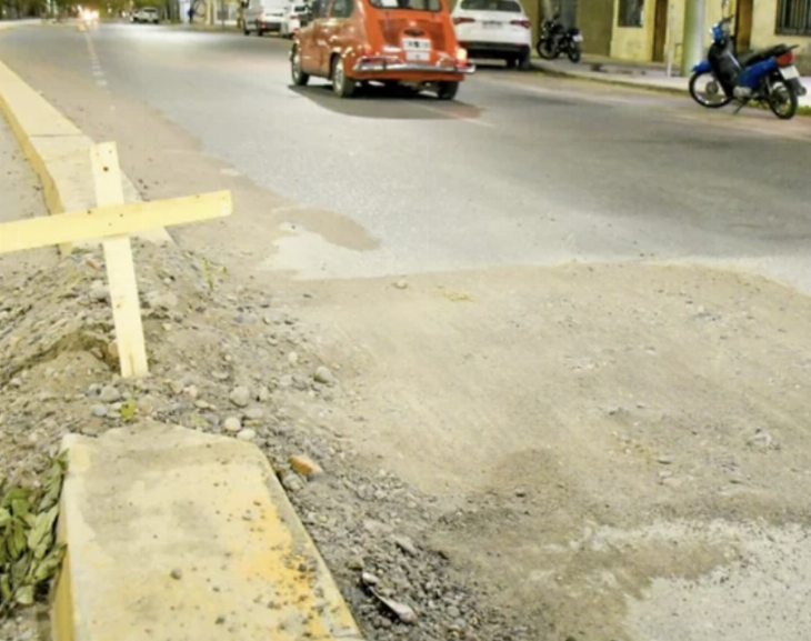 Se cansaron de reclamaran para que arreglaran un banche y lo señalizaron de una manera particular 