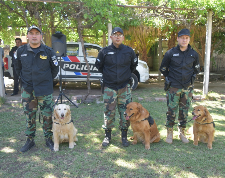 Con mucha emoción, homenajearon a tres perros que se retiran de la policía