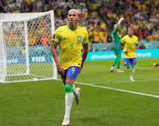 De la mano de Richarlison Brasil venció a Serbia 