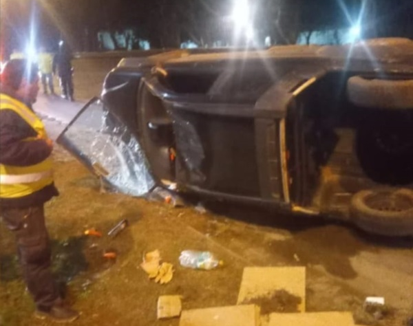 Volcó manejando borracho tras impactar con un auto estacionado