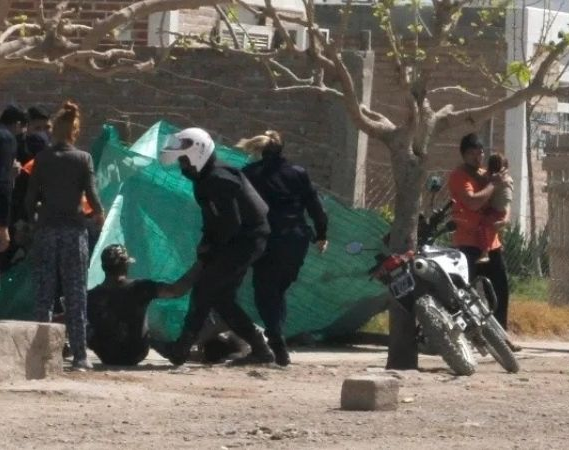 Quieren enjuiciar a tres policías que le dieron una golpiza a un comerciante
