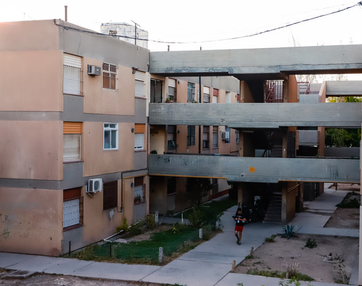 Hallan a una mujer sin vida en su domicilio de Capital 