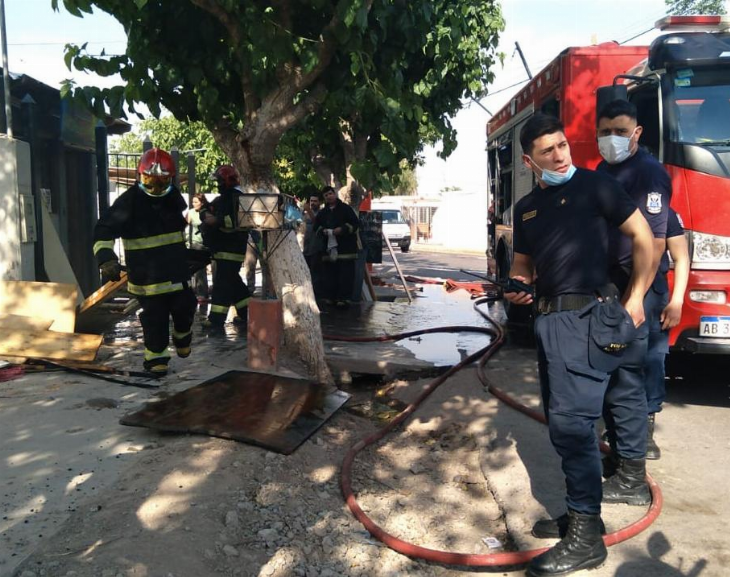 Se quemó por completo una carpintería y dos casas mas por el calor
