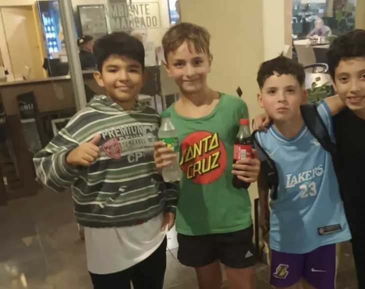 Cuatro nenes devolvieron $50.000 que encontraron en la calle: buscaron a los dueños por toda la ciudad