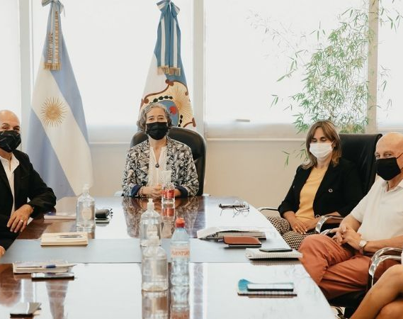 Educación y gremios revisan puntos de los cargos docentes