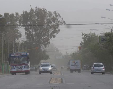 Se espera que el viento Zonda baje por la tarde