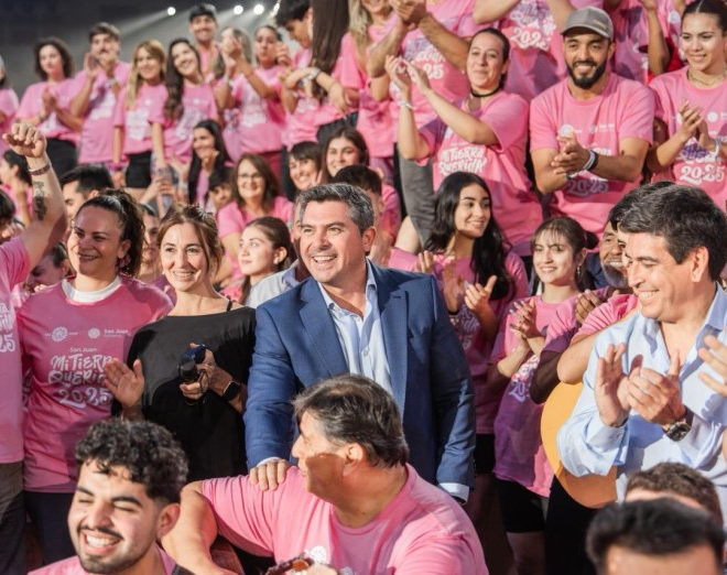 Orrego presenció el ensayo del show central de la FNS y entregó remeras a los artistas