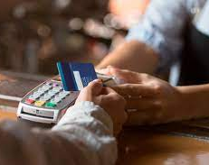 Aumentó el reintegro por compras con tarjeta de débito: cuál es el nuevo tope, quiénes lo cobran y para qué productos se puede usar