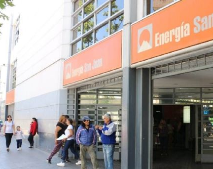 Enojo de los usuarios con la reglamentación de usar barbijo en Energía San Juan