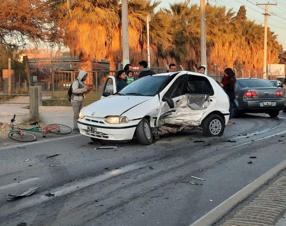 Fuerte choque entre dos autos frente a la Universidad Católica