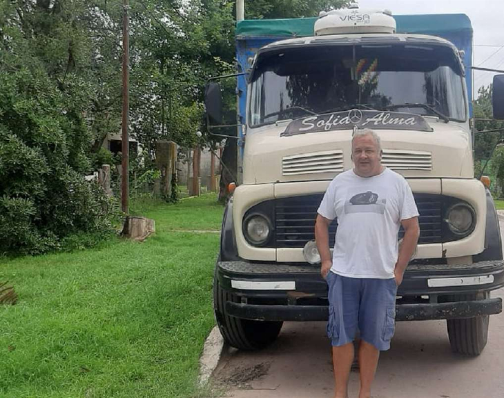 Un camionero hace mudanzas para estudiantes y no les cobra con la promesa de un café