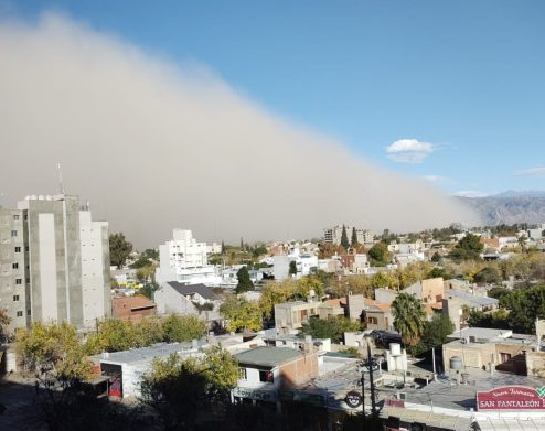 Santa Rosa llega con viento Zonda