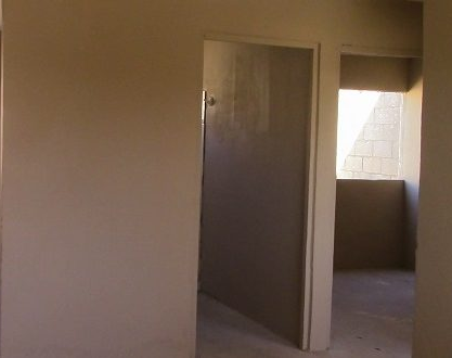 Vecinos de 9 de Julio: les entregaron viviendas sin puertas ni ventanas