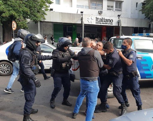 Otro escándalo del "Pata" Medina: Lo detuvieron por golpear policías