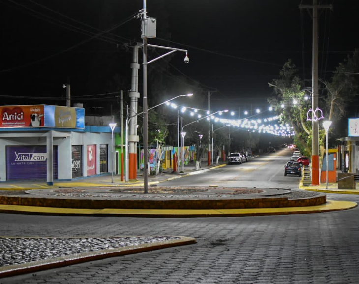 Los accesos de Chimbas, con adornos temáticos por la Navidad