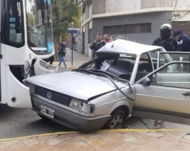 Un colectivo arrolló a un auto en pleno centro y los ocupantes quedaron atrapados