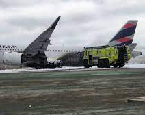 Impactante choque entre un avión de Latam y un camión de bomberos deja dos muertos