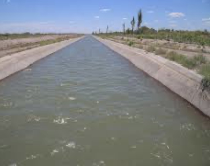 Dos delincuentes quisieron escapar de la Policía tirándose a un canal pero fueron atrapados 