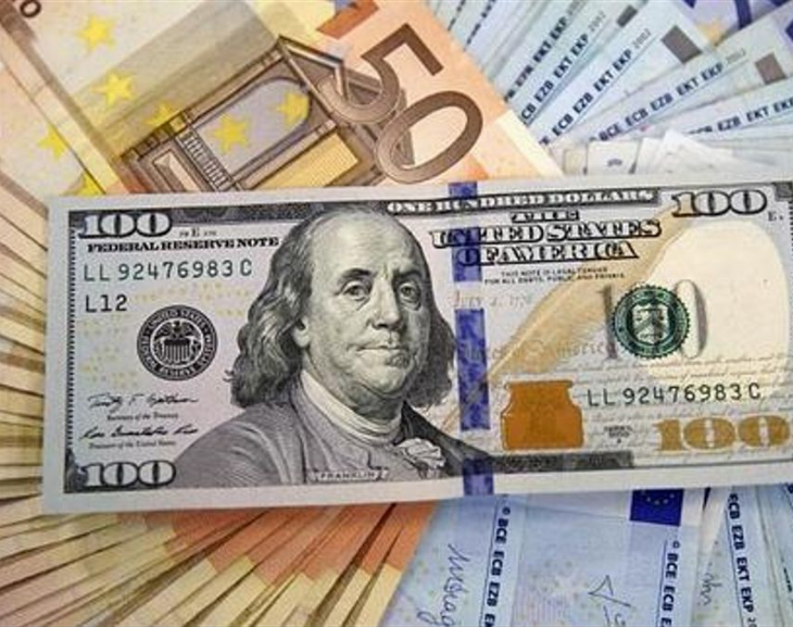 El euro volvió a caer por debajo del dólar ante los temores de una crisis energética en Europa