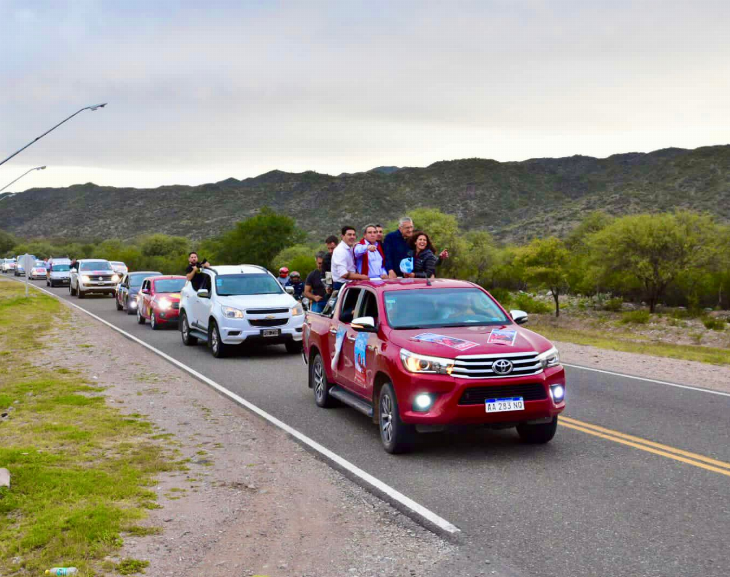 Gioja y Gramajo visitaron Valle Fértil con una masiva caravana 