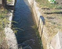 Lo chocaron y lo dejaron abandonado en un canal pero su familia lo encontró