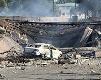 Un camión de gas se enganchó en un puente en Sudáfrica e hizo volar medio barrio: 10 muertos