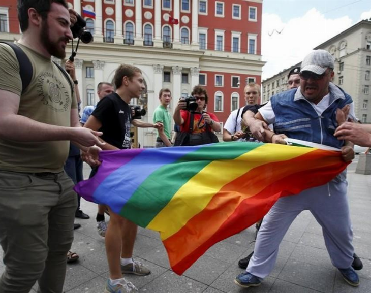 Rusia ajusta aún más su política anti-gay y prohibirá películas, libros y series LGBTQ